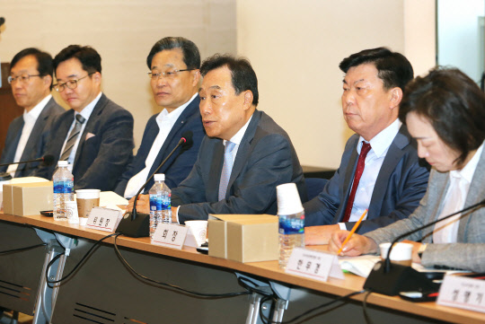 중소기업 혁신생태계확산위원회는 13일  여의도 중소기업중앙회에서 김광두 위원장을 비롯한 30여명의 위원과 정부관계자가 참석한 가운데 제4차 전체회의를 개최하고 중소기업 일자리 창출에 대해 열띤 토론을 펼쳤다. 중소기업중앙회 제공